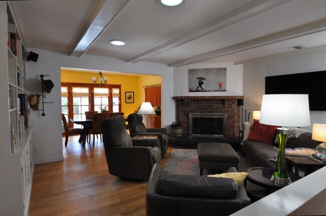 Building Photo - 4 Bedroom Pool Home for Rent in Woodland H...