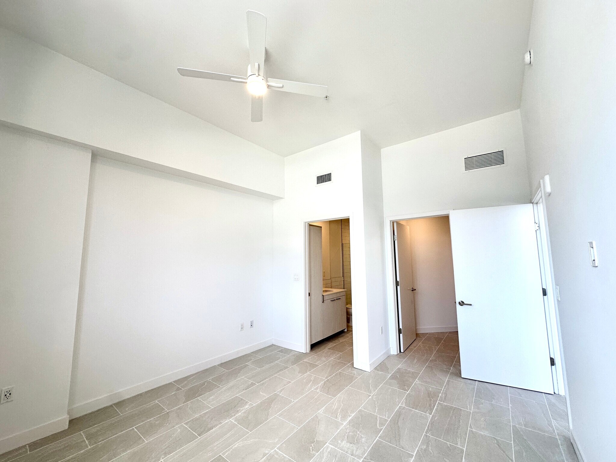 Building Photo - 3026 NW 1st Ave