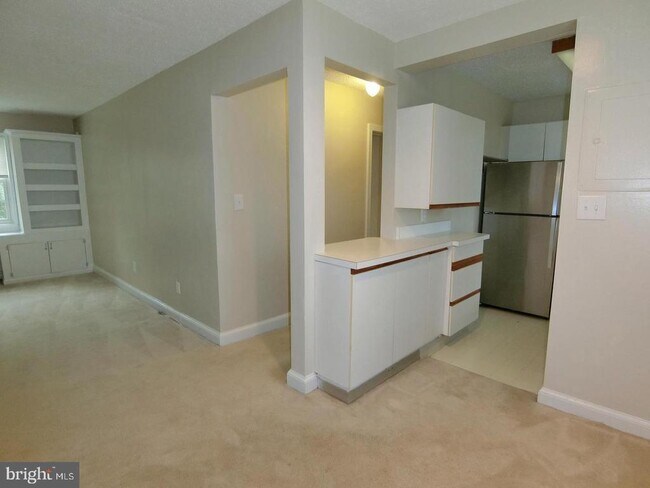 Building Photo - 1734 W Abingdon Dr