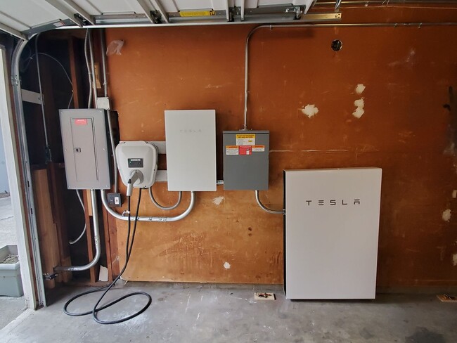 Building Photo - 2 bedroom home with garage, solar power, A...