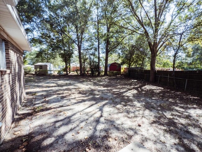 Building Photo - 201 Amellia Pl