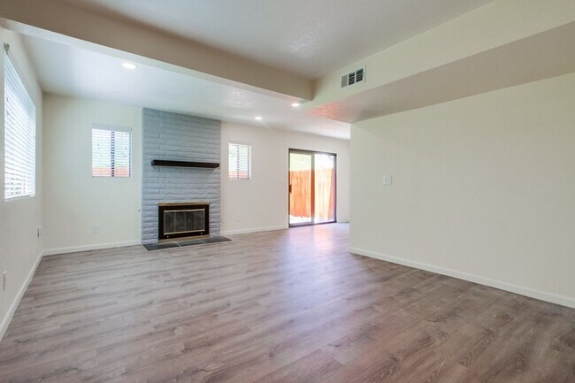Building Photo - Downtown Vista Townhome, Available Now!
