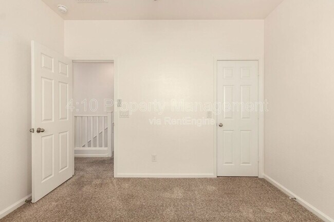 Building Photo - 5216 S 16th Pl