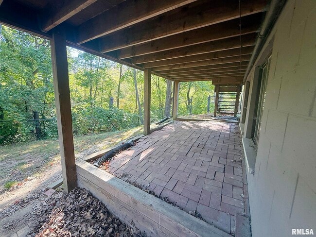 Building Photo - 6828 N Bobolink Rd