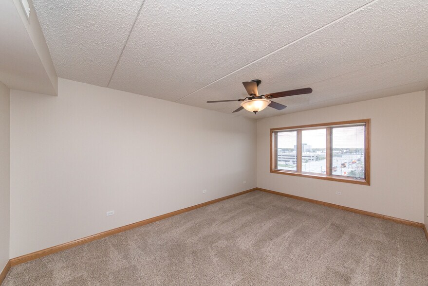 Master bedroom - 5555 N Cumberland Ave