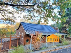 Building Photo - Beautiful Custom Ashland Home with a Views!