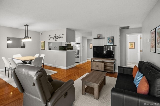 Building Photo - 50 Bayberry Dr