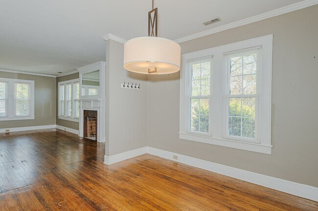 Building Photo - 3 Bed-2 Bath Bungalow in Burlington available  JULY