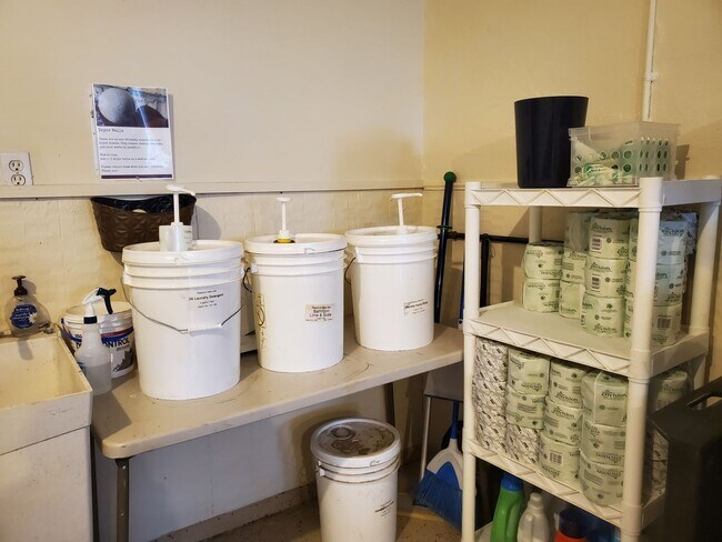 Building Photo - 612