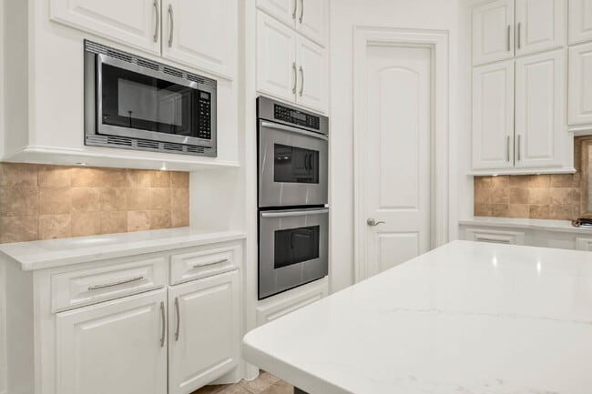Building Photo - Exceptional 5-bedroom home (2 down) in des...