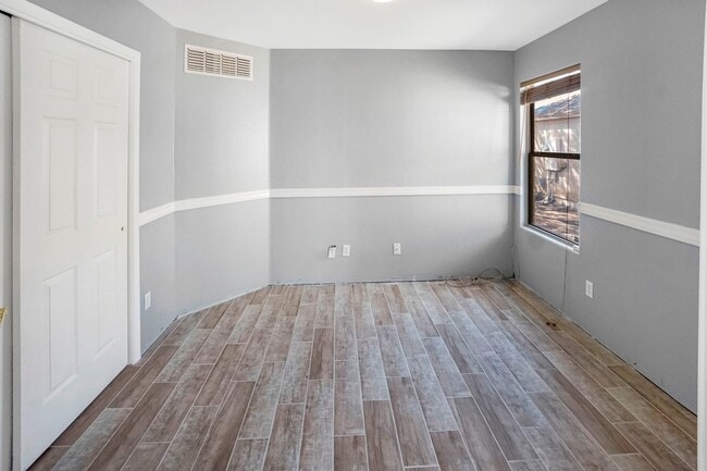 Building Photo - 4663 S Valley Rd