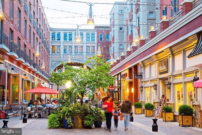 Building Photo - 11430 Strand Dr