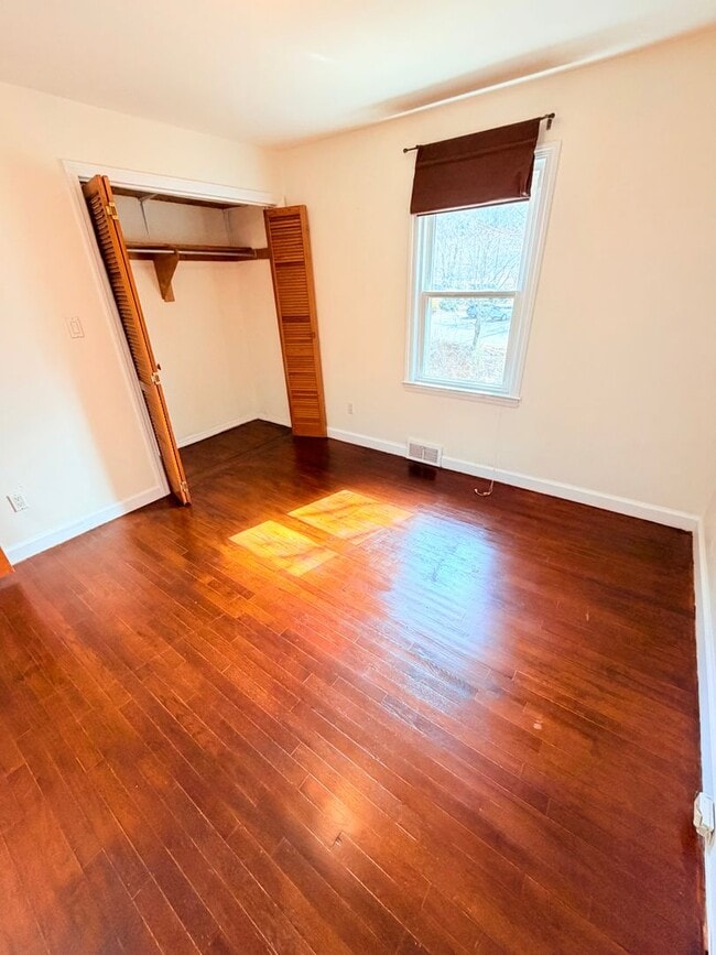 Building Photo - 3 Bed, 2 Bath Pet Friendly Downtown Asheville Location, Available Now - Lawn Care Included!