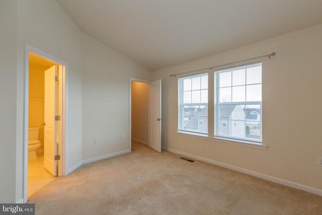 Building Photo - 440 Rumbling Rock Rd