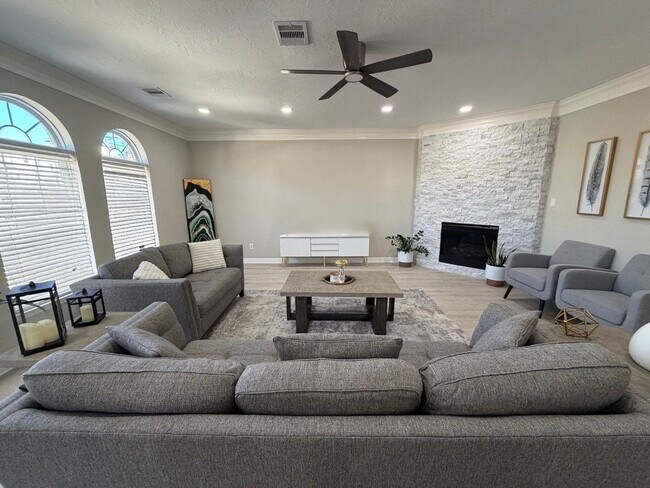 Building Photo - 6222 Skyline Dr