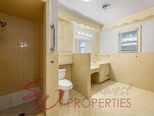 Building Photo - 4 Bedroom Home Just One Block from Campus | 2 Living Areas + Corner Lot