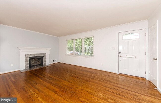 Building Photo - 628 Tazewell Rd NW