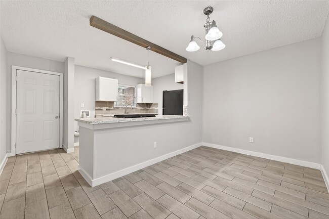 Building Photo - 1230 Shadowdale Dr