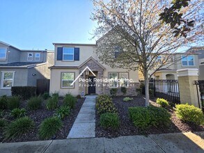 Building Photo - Spacious 4bd/2ba House - Gated Community