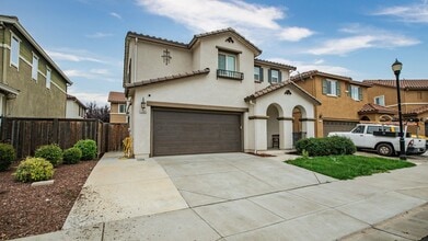 Building Photo - Beautiful 4 bedroom home in Dixon