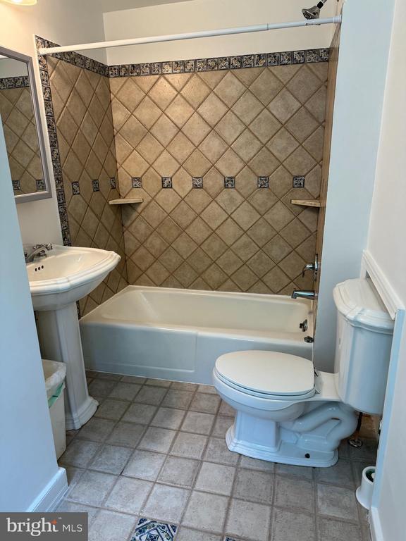 Building Photo - 553 Worthington Rd