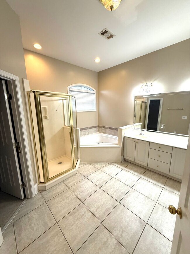 Building Photo - ** 4 Bed 3 Bath located in Deer Creek ** Call our self showing number to schedule a tour 334-366-...