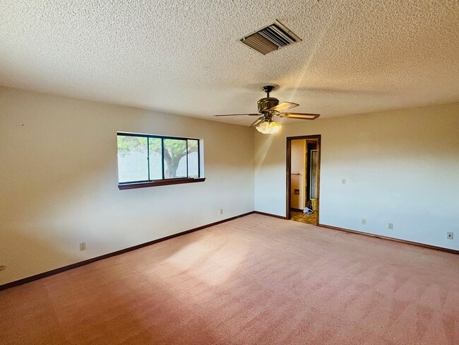 Building Photo - 527 Westlake Dr