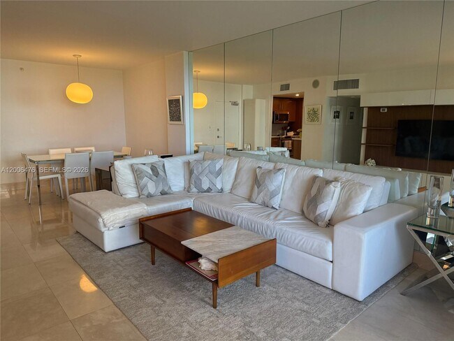 Building Photo - 10275 Collins Ave