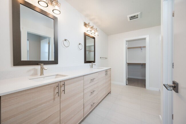 Building Photo - 5575 Westmorland Dr