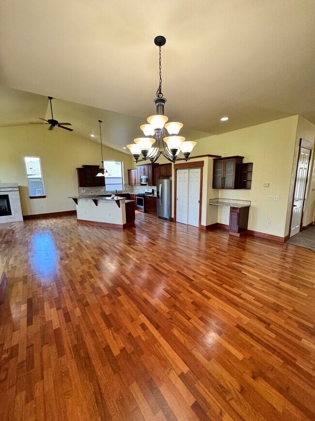 Building Photo - Stunning 4-Bedroom Home with Valley Views ...