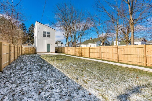 Building Photo - 172 Whitethorne Ave