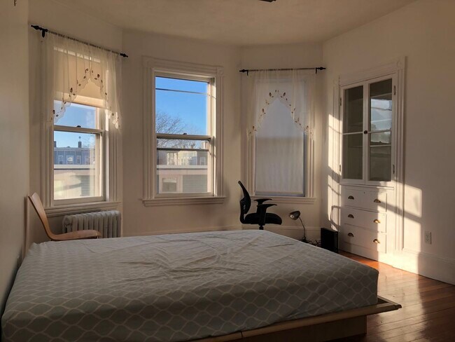 Building Photo - 64 Willow St