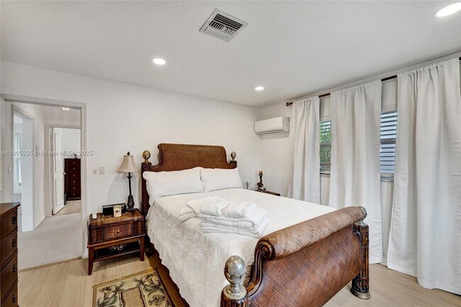 Building Photo - 2889 NE 35th St