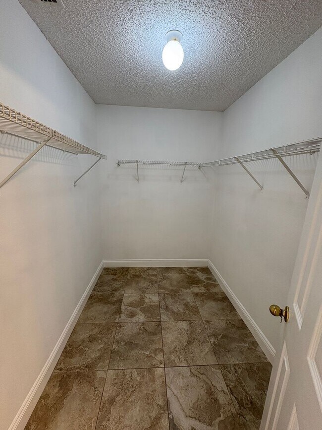 Building Photo - 3 Bedroom, 2 Bathroom Single Family Residence
