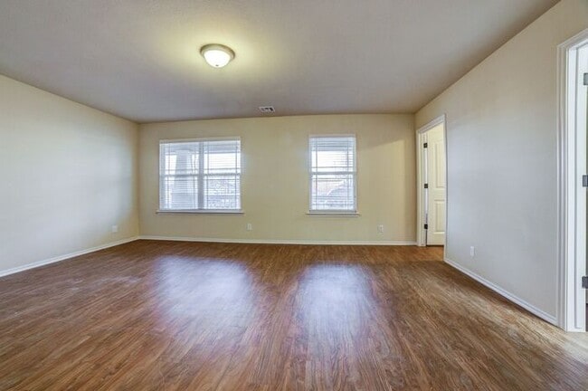 Building Photo - Move In Special! 3/2 Open And Bright Craft...