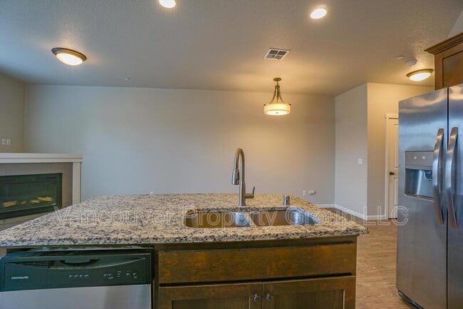 Building Photo - 5809 NE 71st Ave