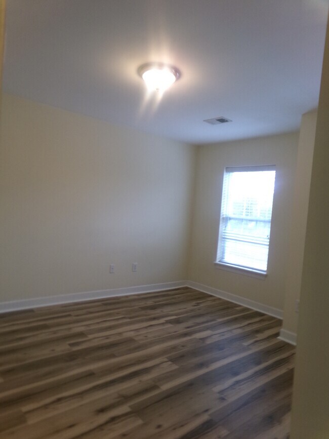 Building Photo - 1041 Fairway Ln