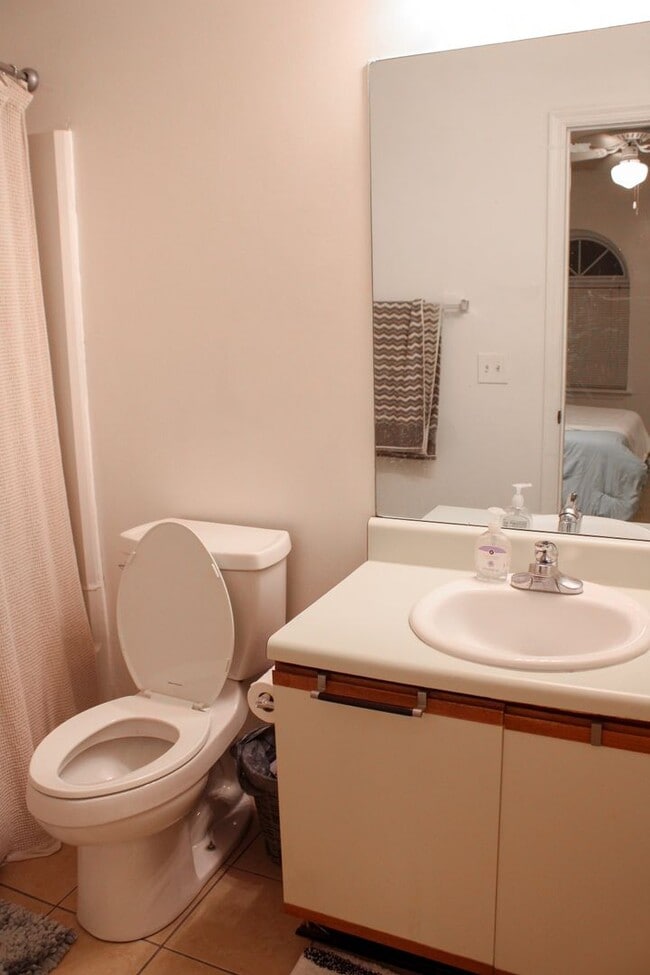 Building Photo - Condo Across From Vet School Available July 2025!