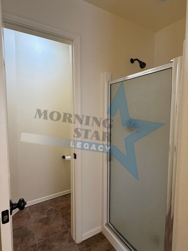 Building Photo - Inviting 3 bedroom 2.5 bath waiting to be ...