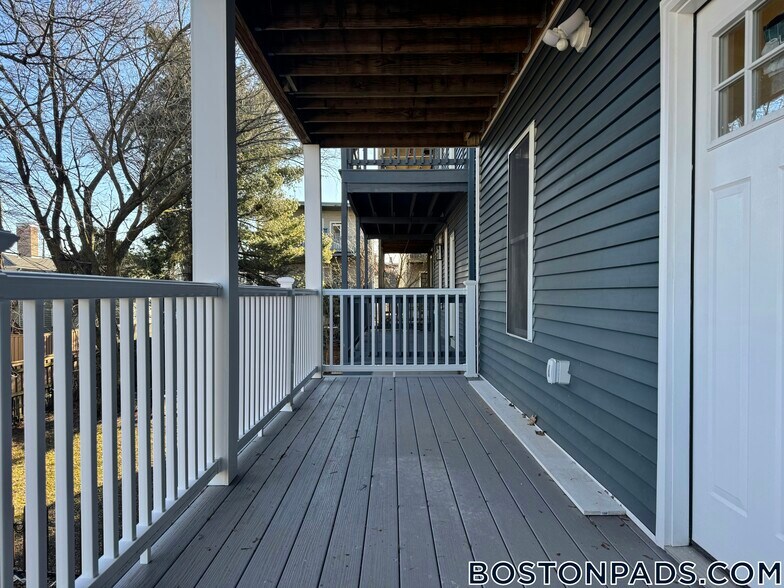 Building Photo - 7 Carson St