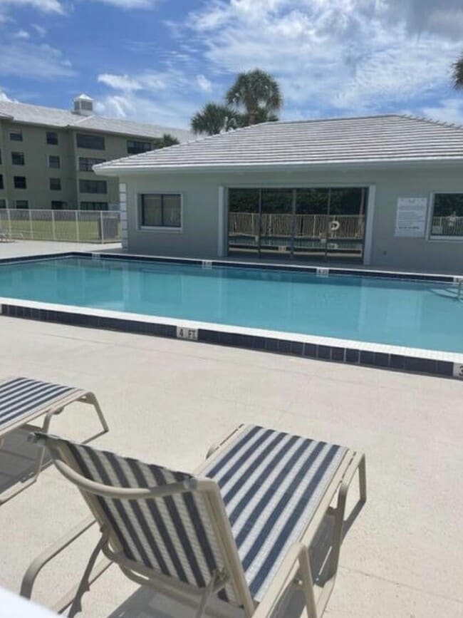 Building Photo - 3526 Whitehall Dr