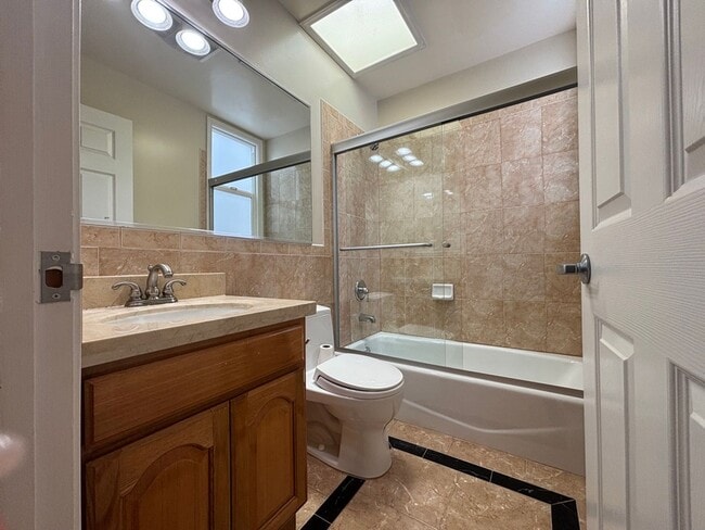 Building Photo - Bright & Spacious Single Family Home - Par...