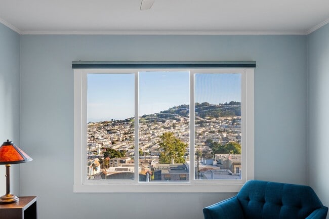 Building Photo - UPDATED LARGE BRIGHT 1800sf 3BR/2BA/1GR In...