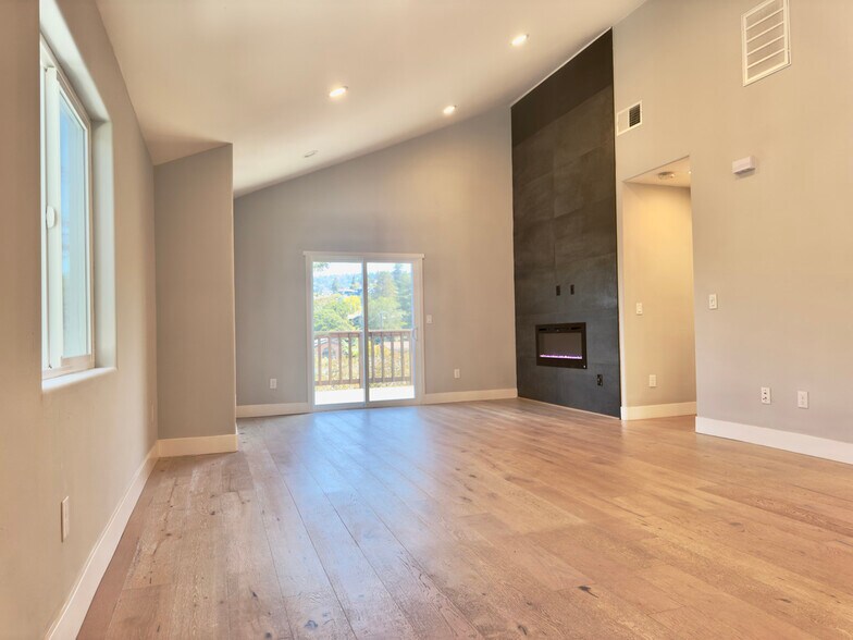 Building Photo - 914 Everett Ave