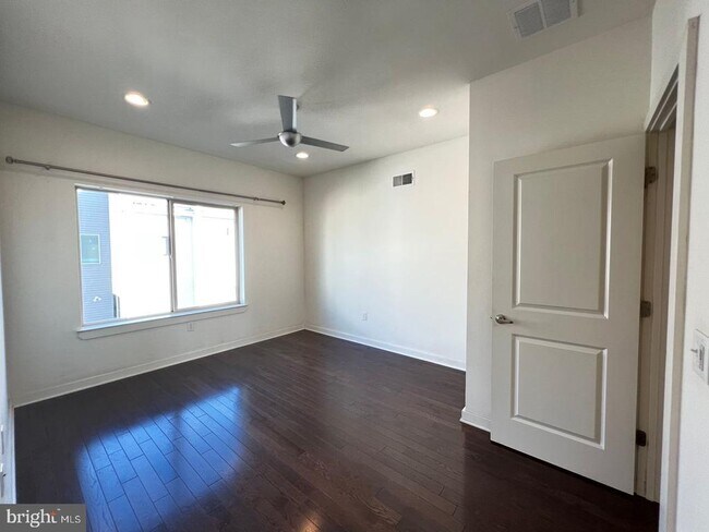 Building Photo - 2660 Collins St