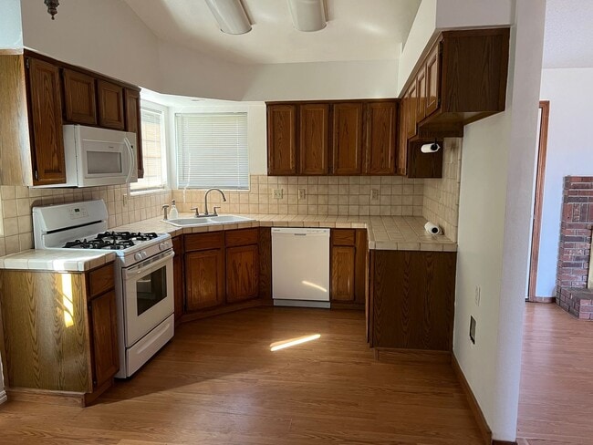 Building Photo - Northeast Hanford 3 bedroom 2 bath with la...