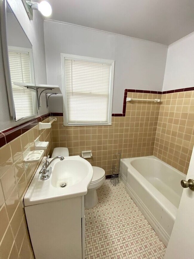 Building Photo - Cute 2 Bed 1 Bath in The Village