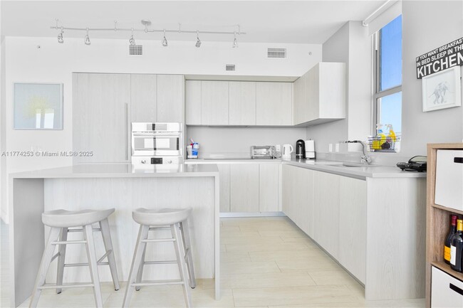 Building Photo - 4010 S Ocean Dr