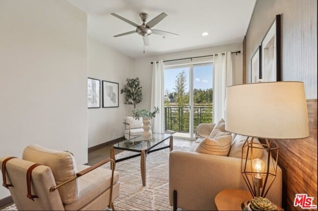 Building Photo - 903 S New Hampshire Ave