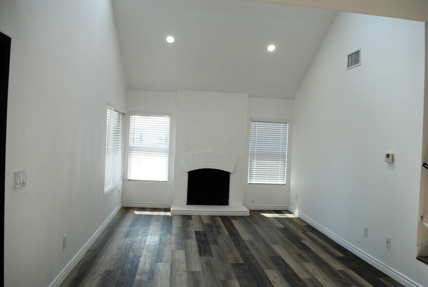 Living Room - 5475 Mantua Ct